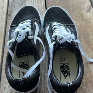 9.5 M Classic Black Vans Tennis Shoes